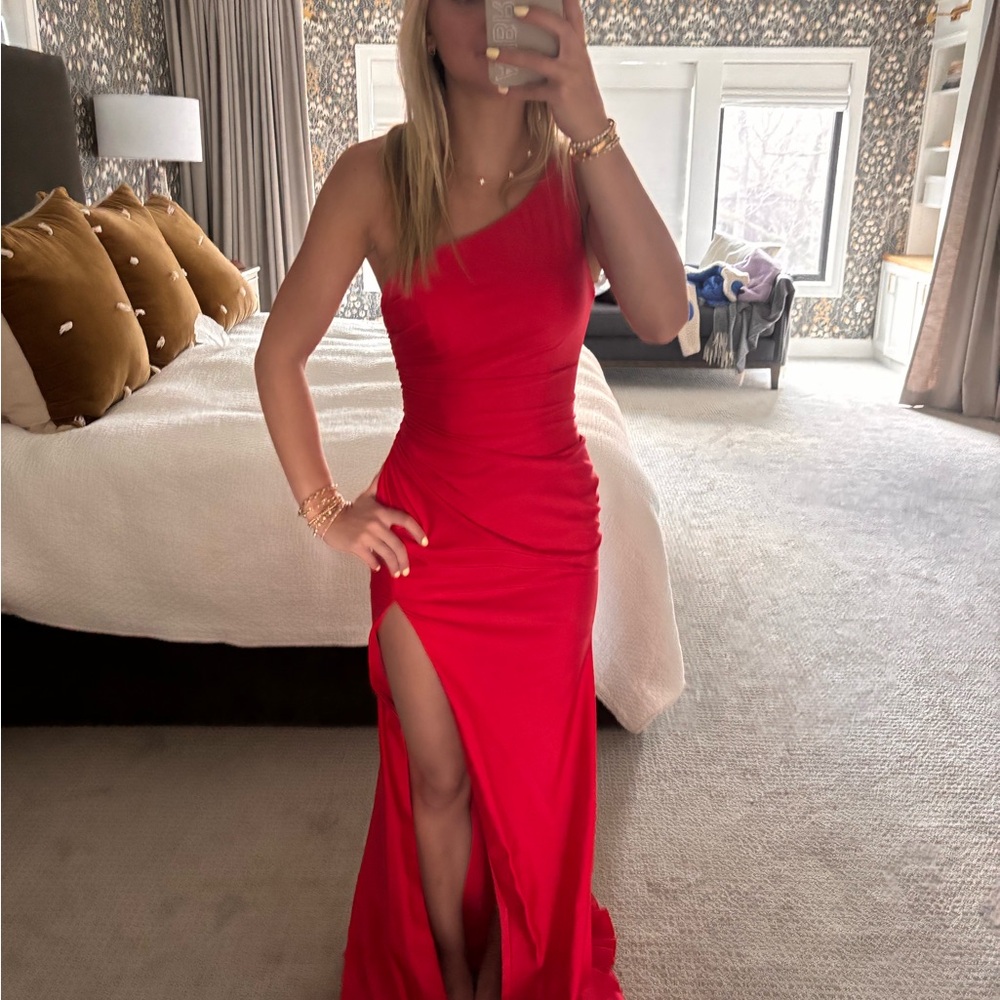 NEW never worn SHERRI HILL 0 Red One Shoulder
